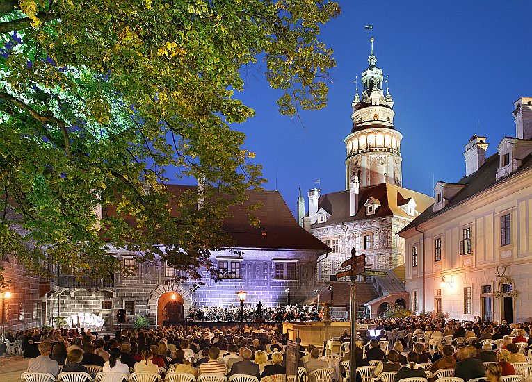 28. August 2004 - In Ehre an Antonín Dvořák: Ivan Ženatý - Geige, Tschechische Philharmonie, Dirigent: Zdeněk Mácal, II. Schlosshof, Internationales Musikfestival Český Krumlov, Bildsquelle: Auviex s.r.o., Foto: Libor Sváček