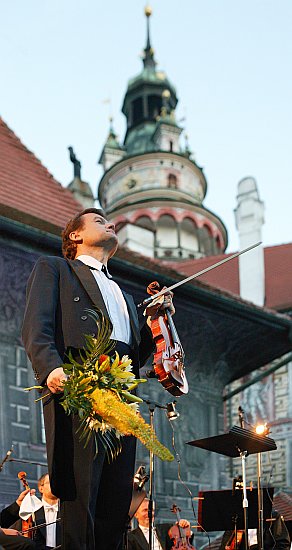 28. August 2004 - In Ehre an Antonín Dvořák: Ivan Ženatý - Geige, Tschechische Philharmonie, Dirigent: Zdeněk Mácal, II. Schlosshof, Internationales Musikfestival Český Krumlov, Bildsquelle: Auviex s.r.o., Foto: Libor Sváček