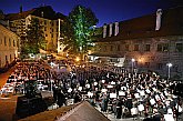 28. August 2004 - In Ehre an Antonín Dvořák: Ivan Ženatý - Geige, Tschechische Philharmonie, Dirigent: Zdeněk Mácal, II. Schlosshof, Internationales Musikfestival Český Krumlov, Bildsquelle: Auviex s.r.o., Foto: Libor Sváček 