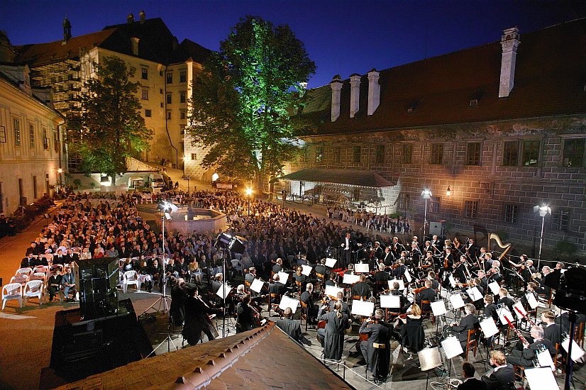 28. August 2004 - In Ehre an Antonín Dvořák: Ivan Ženatý - Geige, Tschechische Philharmonie, Dirigent: Zdeněk Mácal, II. Schlosshof, Internationales Musikfestival Český Krumlov, Bildsquelle: Auviex s.r.o., Foto: Libor Sváček