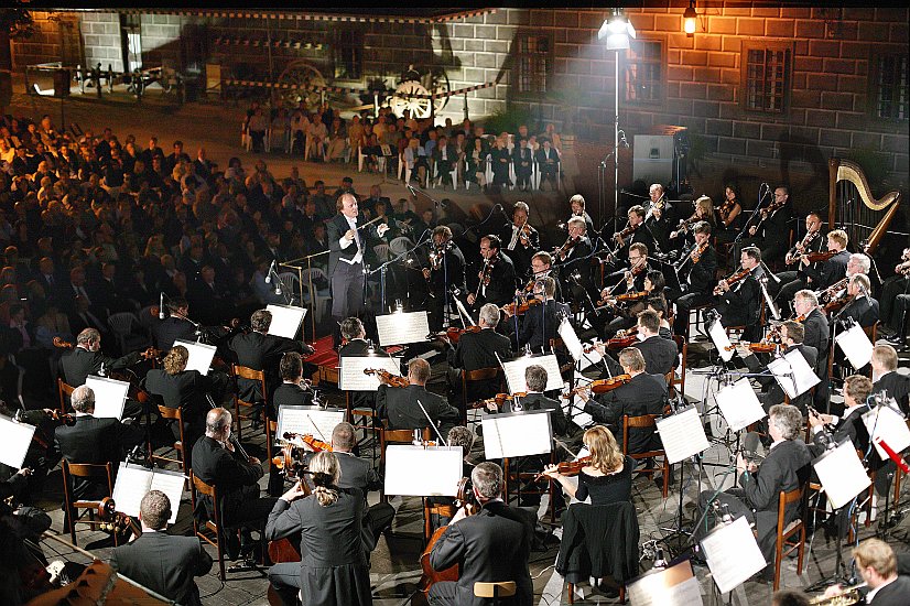 28. August 2004 - In Ehre an Antonín Dvořák: Ivan Ženatý - Geige, Tschechische Philharmonie, Dirigent: Zdeněk Mácal, II. Schlosshof, Internationales Musikfestival Český Krumlov, Bildsquelle: Auviex s.r.o., Foto: Libor Sváček