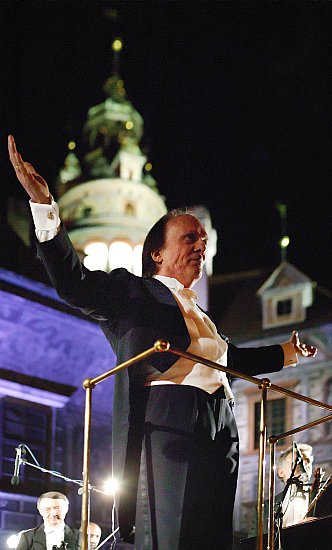 28. August 2004 - In Ehre an Antonín Dvořák: Ivan Ženatý - Geige, Tschechische Philharmonie, Dirigent: Zdeněk Mácal, II. Schlosshof, Internationales Musikfestival Český Krumlov, Bildsquelle: Auviex s.r.o., Foto: Libor Sváček