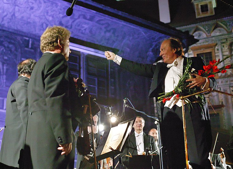 28. August 2004 - In Ehre an Antonín Dvořák: Ivan Ženatý - Geige, Tschechische Philharmonie, Dirigent: Zdeněk Mácal, II. Schlosshof, Internationales Musikfestival Český Krumlov, Bildsquelle: Auviex s.r.o., Foto: Libor Sváček