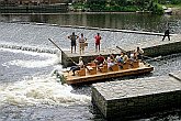 Vyhlídková plavba na voru po řece Vltavě, inspekční cesta zástupců města a okresu Pasov v Českém Krumlově, 3. srpna 2004, foto: Lubor Mrázek 
