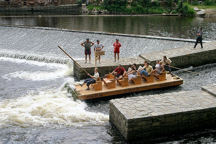Vyhlídková plavba na voru po řece Vltavě, inspekční cesta zástupců města a okresu Pasov v Českém Krumlově, 3. srpna 2004, foto: Lubor Mrázek