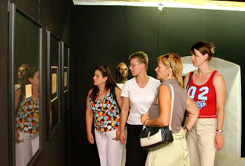 Prohlídka expozic Egon Schiele Art Centra, inspekční cesta zástupců města a okresu Pasov v Českém Krumlově, 3. srpna 2004, foto: Lubor Mrázek