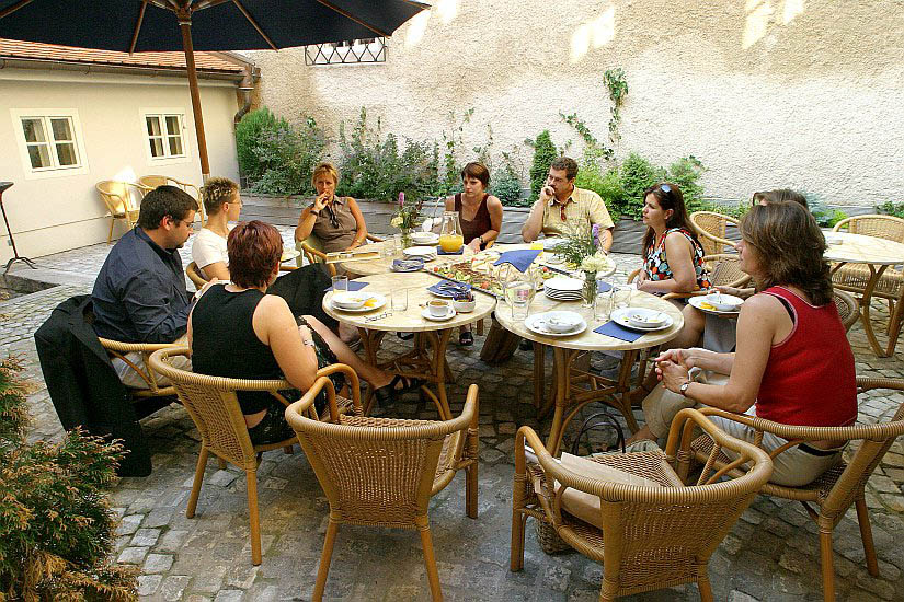 Meeting im Hotel U města Vídně (Zur Stadt Wien), Passau Meets Český Krumlov, 3. August 2004, Foto: Lubor Mrázek
