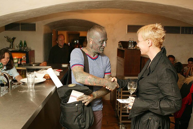 Vernissage der Ausstellung der Werke von Milan Knížák im Egon Schiele Art Centrum Český Krumlov, 4. September 2004, Foto: Libor Sváček
