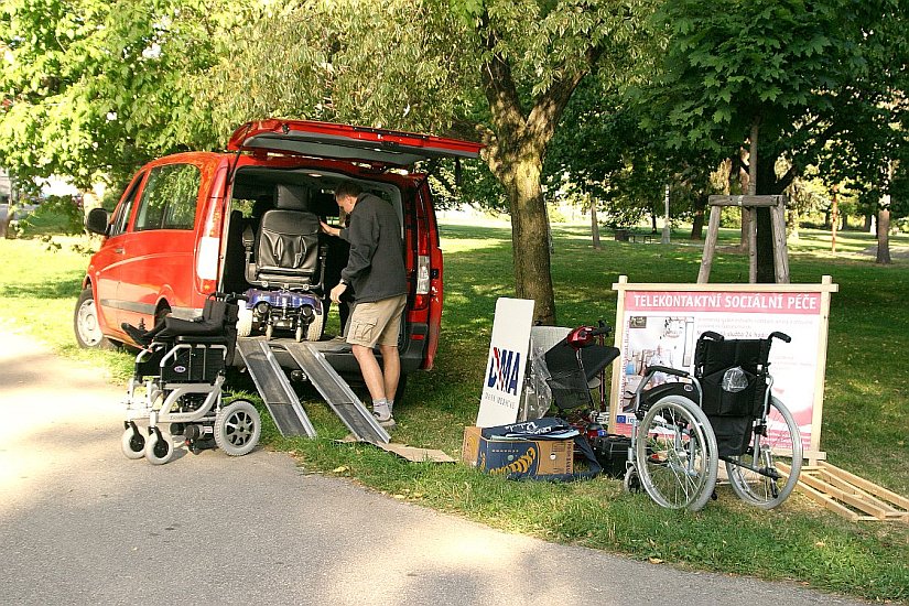 Vystavovatelé připravují svou nabídku, Den s handicapem, Český Krumlov 11. září 2004, foto: Lubor Mrázek