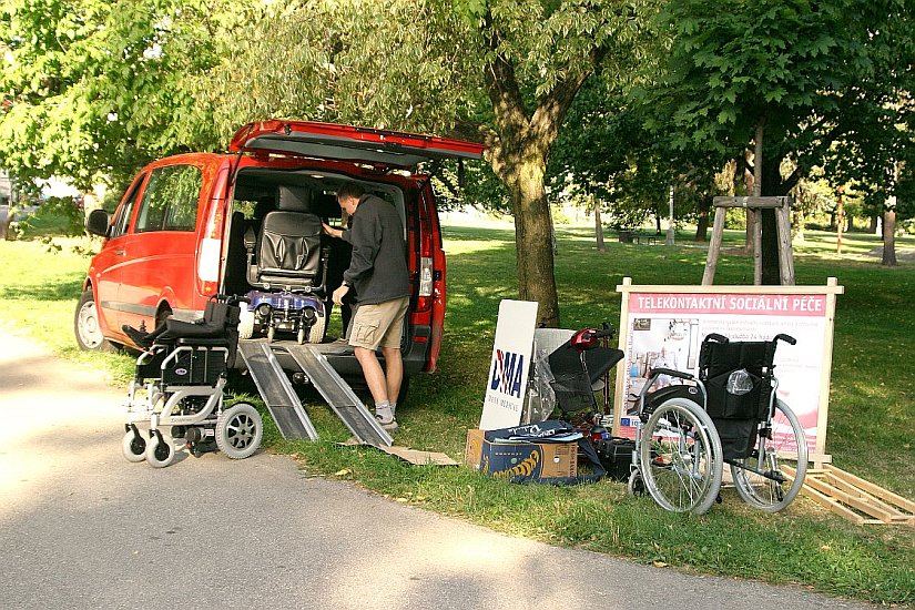 Vorbereitungen vor dem Beginn der Veranstaltung, Fotogalerie des Tages mit Handicap - Tages ohne Barrieren, Český Krumlov, 11. 9. 2004, Foto: Lubor Mrázek