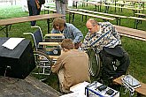 Kontrola technického stavu vozíků, Den s handicapem, Český Krumlov 11. září 2004, foto: Lubor Mrázek 