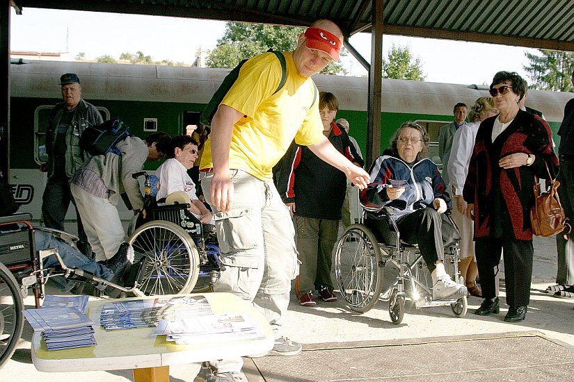 České dráhy představují svou nabídku pro handicapované pasažéry, Den s handicapem, Český Krumlov 11. září 2004, foto: Lubor Mrázek