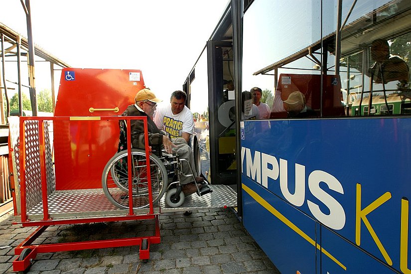 Nízkopodlažní autobusy Dopravního podniku města České Budějovice rozvážejí návštěvníky, Den s handicapem, Český Krumlov 11. září 2004, foto: Lubor Mrázek