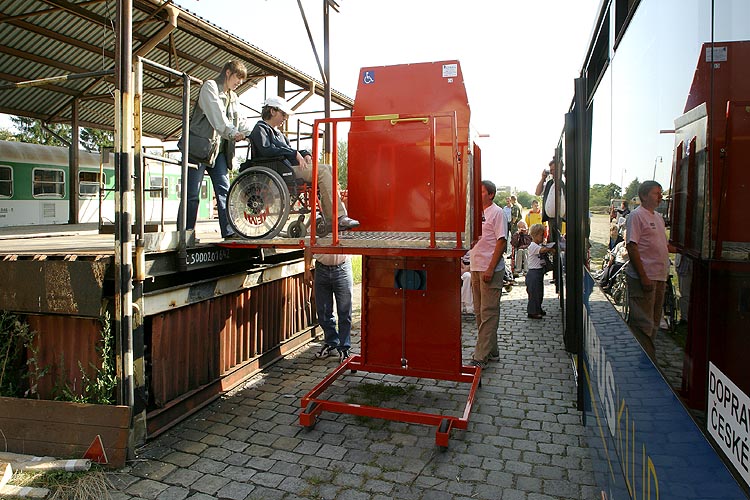 Nízkopodlažní autobusy Dopravního podniku města České Budějovice rozvážejí návštěvníky, Den s handicapem, Český Krumlov 11. září 2004, foto: Lubor Mrázek