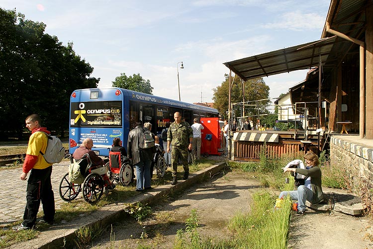 Nízkopodlažní autobusy Dopravního podniku města České Budějovice rozvážejí návštěvníky, Den s handicapem, Český Krumlov 11. září 2004, foto: Lubor Mrázek