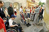 Stadtführung für Schwerbehinderte, Fotogalerie des Tages mit Handicap - Tages ohne Barrieren, Český Krumlov, 11. 9. 2004, Foto: Lubor Mrázek 