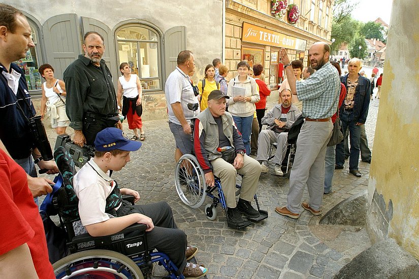 Prohlídku města pro těžce zdravotně postižené vede Stanislav Jungwirth, Den s handicapem, Český Krumlov 11. září 2004, foto: Lubor Mrázek