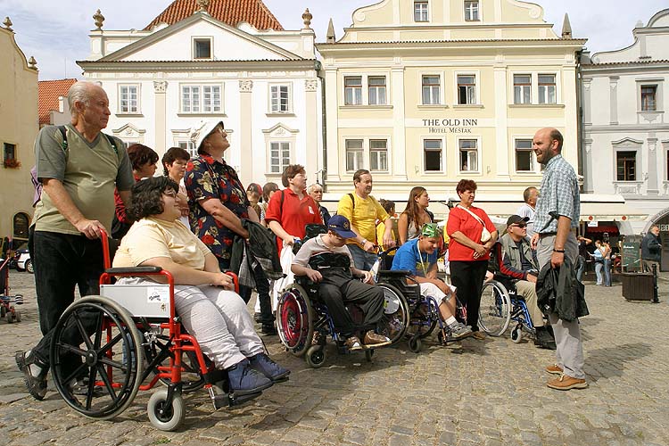 Prohlídku města pro těžce zdravotně postižené vede Stanislav Jungwirth, Den s handicapem, Český Krumlov 11. září 2004, foto: Lubor Mrázek