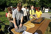 Dotkni se Českého Krumlova - prohlídka města pro nevidomé, Den s handicapem, Český Krumlov 11. září 2004, foto: Lubor Mrázek 