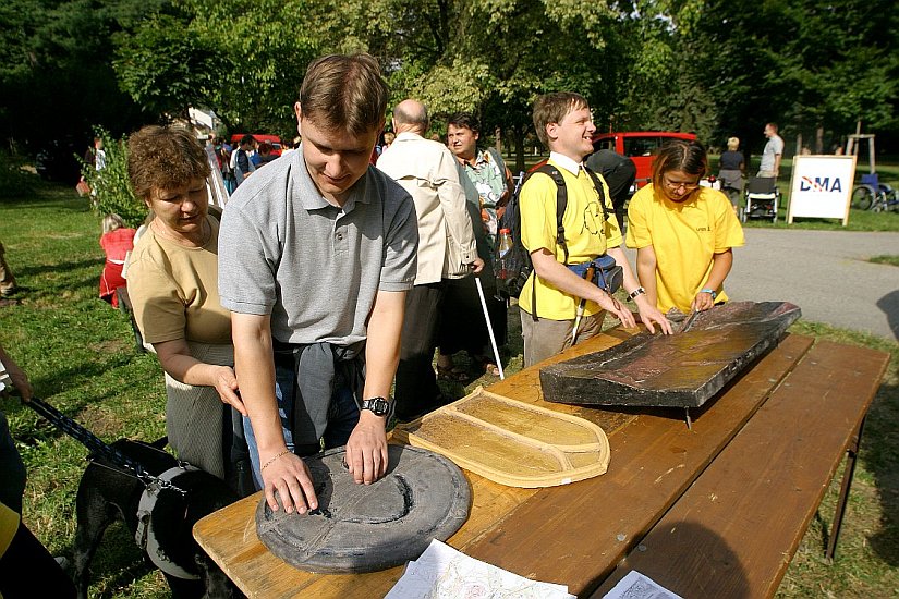 Dotkni se Českého Krumlova - prohlídka města pro nevidomé, Den s handicapem, Český Krumlov 11. září 2004, foto: Lubor Mrázek