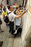 Dotkni se Českého Krumlova - prohlídka města pro nevidomé, sgrafitová fasáda českokrumlovského domu, Den s handicapem, Český Krumlov 11. září 2004, foto: Lubor Mrázek 