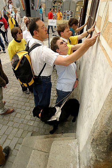 Dotkni se Českého Krumlova - prohlídka města pro nevidomé, sgrafitová fasáda českokrumlovského domu, Den s handicapem, Český Krumlov 11. září 2004, foto: Lubor Mrázek