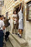 Stadtführung für Blinde, Fotogalerie des Tages mit Handicap - Tages ohne Barrieren, Český Krumlov, 11. 9. 2004, Foto: Lubor Mrázek 