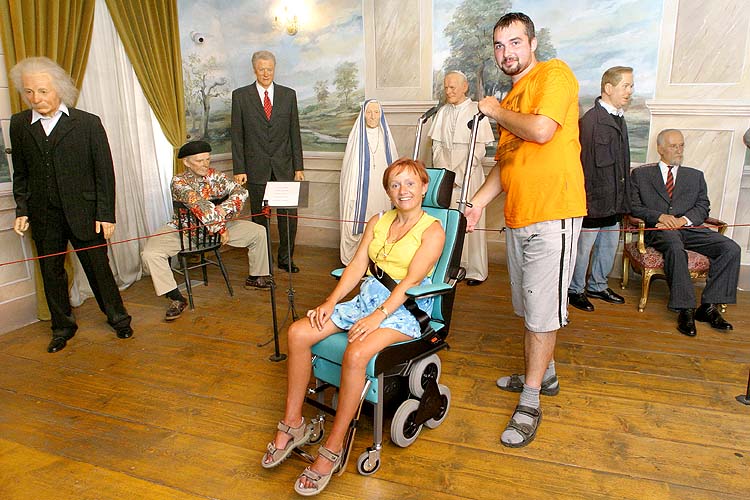 Prohlídka Muzea voskových figurín, Den s handicapem - příprava, Český Krumlov 11. září 2004, foto: Lubor Mrázek