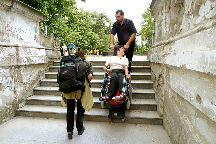 Individuelle Besichtigungen der touristischen Attraktionen der Stadt, Fotogalerie des Tages mit Handicap - Tages ohne Barrieren, Český Krumlov, 11. 9. 2004, Foto: Lubor Mrázek