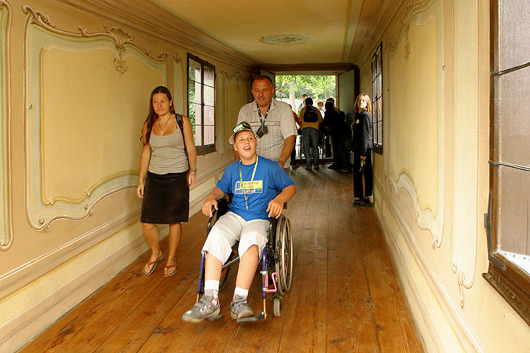 Návštěva zámku Český Krumlov - prohlídka Plášťové chodby, Den s handicapem, Český Krumlov 11. září 2004, foto: Lubor Mrázek