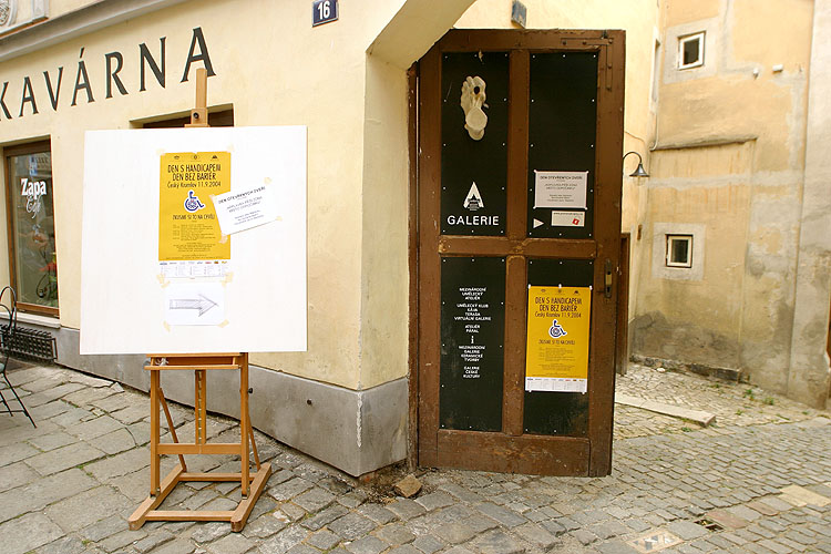 International Art Studio Na Fortně - vstupní poutač, Den s handicapem, Český Krumlov 11. září 2004, foto: Lubor Mrázek