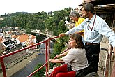 Prohlídka města z vysokozdvižné plošiny u stěny Horního hradu, Den s handicapem, Český Krumlov 11. září 2004, foto: Lubor Mrázek 