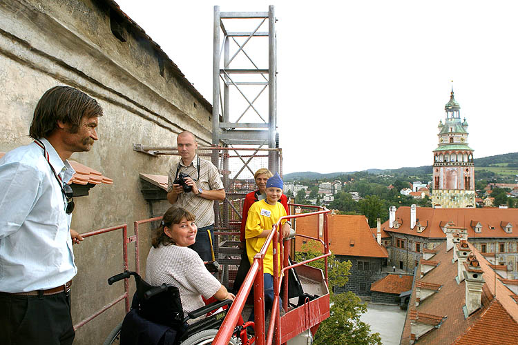 Prohlídka města z vysokozdvižné plošiny u stěny Horního hradu, Den s handicapem, Český Krumlov 11. září 2004, foto: Lubor Mrázek