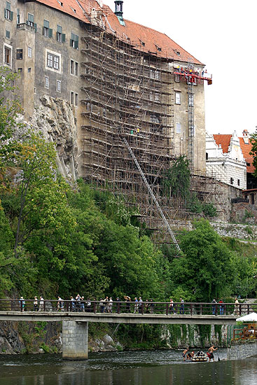 Prohlídka města z vysokozdvižné plošiny u stěny Horního hradu, Den s handicapem, Český Krumlov 11. září 2004, foto: Lubor Mrázek
