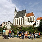 Český Krumlov z řeky Vltavy - nástup do lodí pod kostelem sv. Víta, Den s handicapem, Český Krumlov 11. září 2004, foto: Lubor Mrázek 