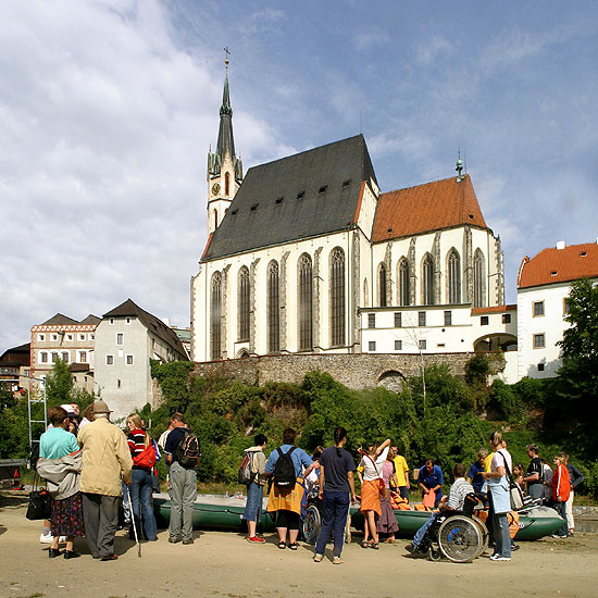 Český Krumlov z řeky Vltavy - nástup do lodí pod kostelem sv. Víta, Den s handicapem, Český Krumlov 11. září 2004, foto: Lubor Mrázek