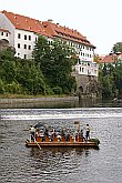 Český Krumlov z řeky Vltavy - vyhlídková plavba na voru, Den s handicapem, Český Krumlov 11. září 2004, foto: Lubor Mrázek 