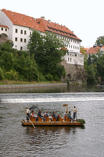 Český Krumlov z řeky Vltavy - vyhlídková plavba na voru, Den s handicapem, Český Krumlov 11. září 2004, foto: Lubor Mrázek