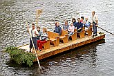 Stadtbesichtigung vom Wasserspiegel, Fotogalerie des Tages mit Handicap - Tages ohne Barrieren, Český Krumlov, 11. 9. 2004, Foto: Lubor Mrázek 