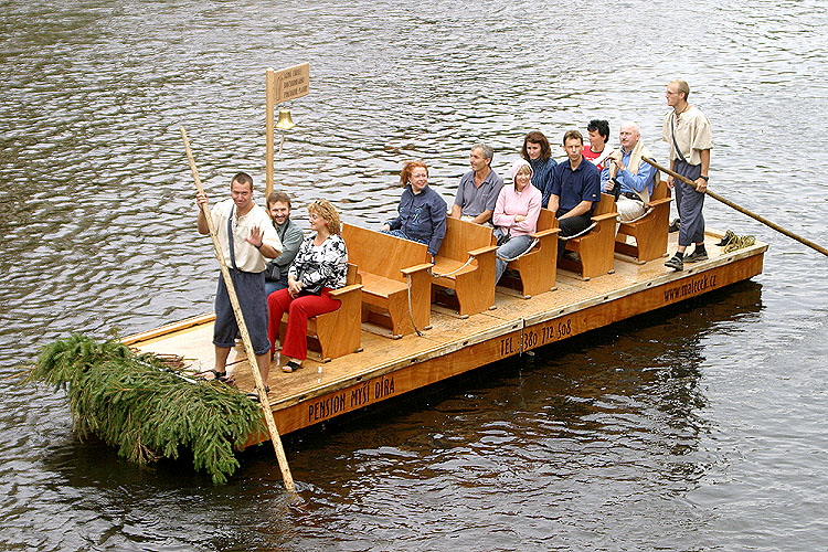 Český Krumlov z řeky Vltavy - vyhlídková plavba na voru, Den s handicapem, Český Krumlov 11. září 2004, foto: Lubor Mrázek