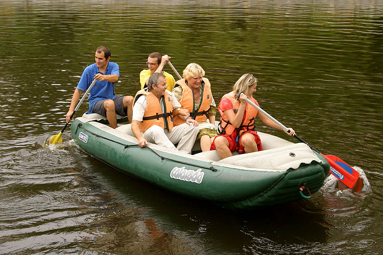 Stadtbesichtigung vom Wasserspiegel, Fotogalerie des Tages mit Handicap - Tages ohne Barrieren, Český Krumlov, 11. 9. 2004, Foto: Lubor Mrázek