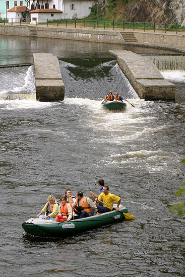 Český Krumlov z řeky Vltavy - plavba na raftu, Den s handicapem, Český Krumlov 11. září 2004, foto: Lubor Mrázek