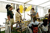 Prezentace neziskových organizací - ukázky zdravotních pomůcek, Den s handicapem, Český Krumlov 11. září 2004, foto: Lubor Mrázek 