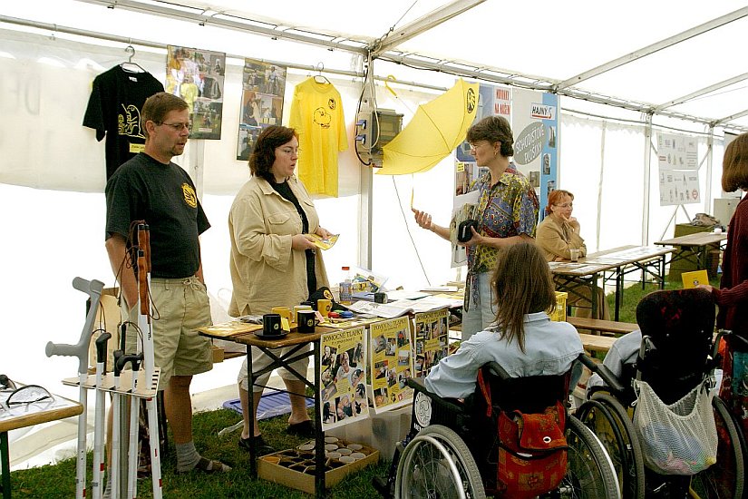 Präsentationsaktion im Stadtpark, Fotogalerie des Tages mit Handicap - Tages ohne Barrieren, Český Krumlov, 11. 9. 2004, Foto: Lubor Mrázek