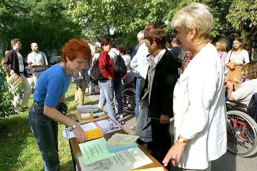 Prezentace neziskových organizací - ukázky zdravotních pomůcek, Den s handicapem, Český Krumlov 11. září 2004, foto: Lubor Mrázek