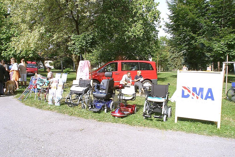 Präsentationsaktion im Stadtpark, Fotogalerie des Tages mit Handicap - Tages ohne Barrieren, Český Krumlov, 11. 9. 2004, Foto: Lubor Mrázek