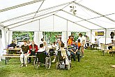 Prezentace neziskových organizací - ukázky zdravotních pomůcek, Den s handicapem, Český Krumlov 11. září 2004, foto: Lubor Mrázek 