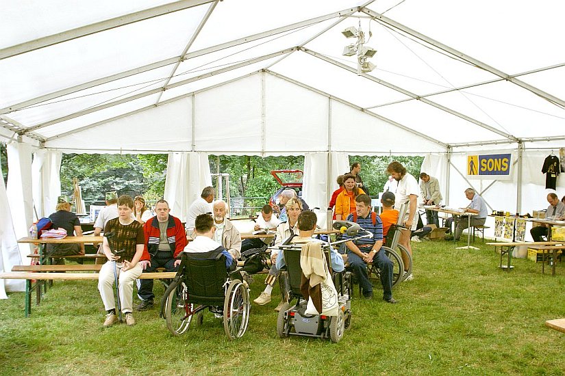 Prezentace neziskových organizací - ukázky zdravotních pomůcek, Den s handicapem, Český Krumlov 11. září 2004, foto: Lubor Mrázek