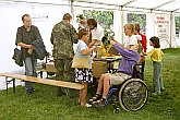 Präsentationsaktion im Stadtpark, Fotogalerie des Tages mit Handicap - Tages ohne Barrieren, Český Krumlov, 11. 9. 2004, Foto: Lubor Mrázek 