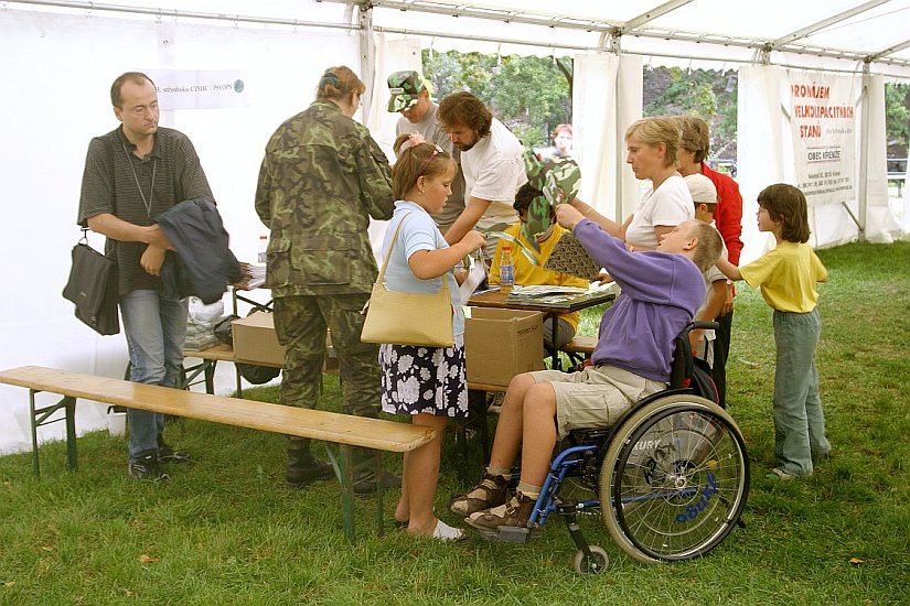 Präsentationsaktion im Stadtpark, Fotogalerie des Tages mit Handicap - Tages ohne Barrieren, Český Krumlov, 11. 9. 2004, Foto: Lubor Mrázek